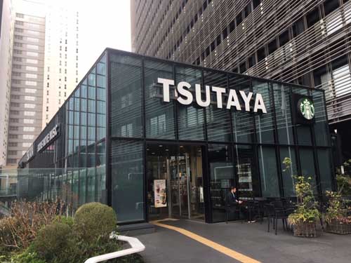 カフェと併設のTSUTAYAもあります。