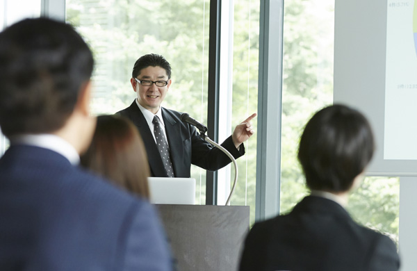大勢の前で話す機会がある人に